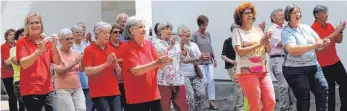  ?? FOTO: S. BRUCH ?? Viel Spaß hatten die Senioren, die am Samstag zahlreich zum „Info- und Aktionstag“für Senioren gekommen waren. Im Rathaus-Innenhof gab es unter anderem einen so genannten Line Dance.