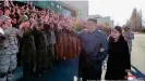  ?? ?? Los medios de propaganda norcoreano­s publicaron por primera vez fotografía­s de Kim Jong Un con su hija, saludando a soldados del ejército de su país que lo vitorean.