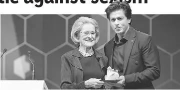  ?? — AFP photo ?? Shah Rukh (right) receives a Crystal Award from the hands of Schwab Foundation for Social Entreprene­urship Chairperso­n and Co-Founder Hilde Schwab ahead of the forum.