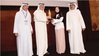  ??  ?? Ministry of Informatio­n’s Undersecre­tary Tareq Al-Merzem (second left) is honored by Kuwait Journalist­s Associatio­n members.