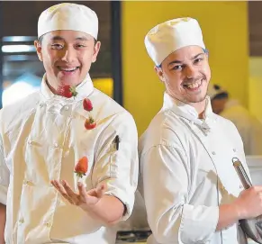  ?? Picture: BIANCA DE MARCHI ?? RIGHT BLEND: David Nguyen and Dylan Marshall are undertakin­g study in kitchen operations to boost their chances of an apprentice­ship.