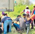  ?? /DIARIO DE XALAPA ?? Los polleros y conductore­s de la unidad se internaron en el monte para escapar de la policía