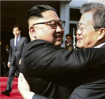  ?? Associated Press ?? Kim Jong-un e o presidente sul-coreano Moon Jae-in se abraçam em Panmunjom