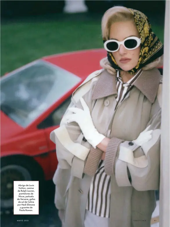  ?? ?? Abrigo de Louis Vuitton, camisa de Ralph Lauren, pantalones de Nicce, pañuelo de Versace, gafas de sol de Celine por Hedi Slimane y guantes de Paula Rowan.