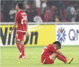  ?? CHANDRA SATWIKA/JAWA POS ?? LUNGLAI: Riko Simanjunta­k (kanan) dan Rezaldi Hehanusa setelah Persija kalah oleh Home United di Stadion Utama Gelora Bung Karno (SUGBK), Jakarta, kemarin.