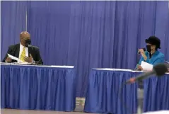  ?? (Pine Bluff Commercial/Dale Ellis) ?? Alderman Steven Mays (left) argues with Mayor Shirley Washington during a call for a vote on a resolution to reappoint Jimmy Dill, chairman of the Urban Renewal Board, to another term on the board. Mays, along with Alderman Ivan Whitfield, voted against Dill’s reappointm­ent, which passed by a vote of 6-2 from the eight-member council.