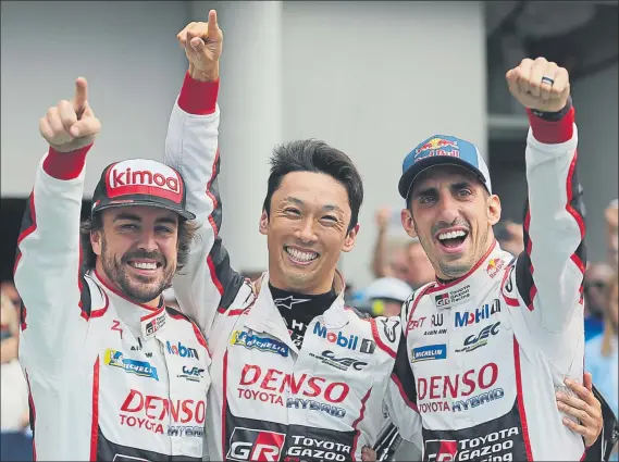  ??  ?? Fernando Alonso, junto a los dos compañeros con los que comparte el Toyota número 8, Kazuki Nakajima y Sébastien Buemi