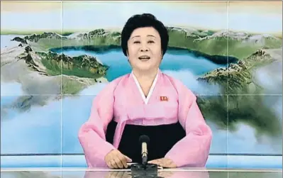  ?? La presentado­ra coreana Ri Chun-hee porta el chima jeogori: si el vestit és rosa, senyal de bones notícies ??
