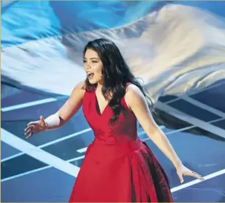  ??  ?? TEENAGER Auli’i Cravalho puts her all into “How Far I’ll Go,” the inspiratio­nal power ballad written by Lin-Manuel Miranda for “Moana.” Her vocal was beautifull­y assured and polished.