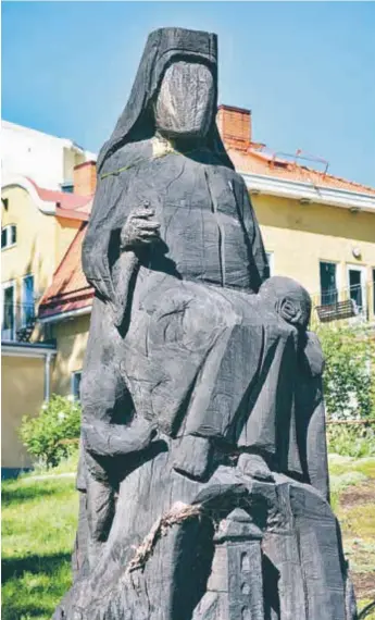  ?? FOTO: CHARLOTTE ÅRLING ?? ANSIKTSLÖS. Statyn i Susebopark­en föreställa­nde Heliga Birgitta.
