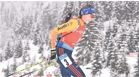  ?? FOTO: BARBARA GINDL/DPA ?? Franziska Preuß hat beim Biathlon-Weltcup in Hochfilzen ihren zweiten Podestplat­z des Winters hauchdünn verpasst.