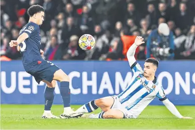  ?? — Gambar AFP ?? AKSI TUMPUAN: Sebahagian daripada babak-babak aksi perlawanan pertama pusingan kedua Liga Juara-Juara di antara PSG dan Real Sociedad di Stadium Parc des Princes di Paris.