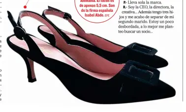  ?? ?? Detalle de los zapatos de la Reina en su reciente viaje a Alemania. El tacón es de apenas 5,5 cm. Son de la firma española Isabel Abdo. EFE