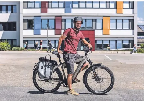  ?? RP-FOTO: MARKUS VAN OFFERN ?? Johannes Heiming (30) ist Lehrer an der Joseph-Beuys-Gesamtschu­le in Kleve, wohnhaft ist er allerdings in Xanten-Lüttingen. Diese Strecke fährt er, wenn er zur Arbeit muss, nicht mehr mit dem Auto, sondern mit seinem E-Bike.