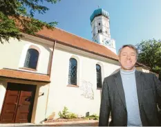  ?? Foto: Peter Wieser ?? Burtenbach­s evangelisc­her Pfarrer Norbert W. Riemer vor der renovierte­n Johanneski­rche.