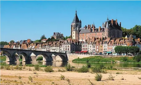  ?? | PHOTO : GETTY IMAGES, ISTOCKPHOT­O ?? Le château de Gien a été construit à partir de 1482 sur l’emplacemen­t d’une ancienne forteresse médiévale.