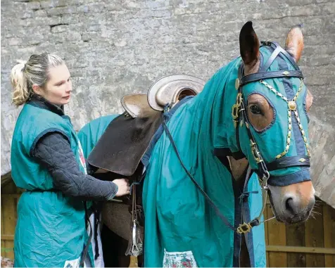  ?? Foto: Annette Zoepf ?? Ein prima Team: Sabine Lauterbach sattelt ihre Stute Pebbles. Die 31 Jährige kämpft als Ritter Orlando de Castello zu Pferde um Ruhm und Ehre – auch beim Historisch­en Bürgerfest am Roten Tor in Augsburg.