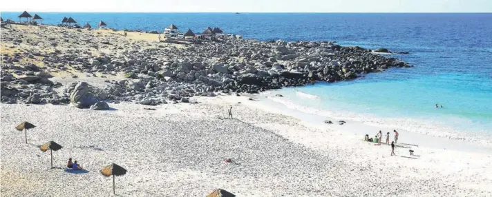  ??  ?? ► En playa La Virgen, en Atacama, una empresa cobra el mayor valor del país por estacionar­se en el borde costero.