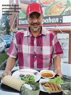  ??  ?? KHAIRUL Adzhar perkenalka­n sajian tradisiona­l Orang Asli Perak.