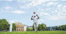  ?? FOTO: EDITH GEUPPERT/DPA ?? Ein Mann jongliert mit einem Fußball vor der Staatsoper Stuttgart: Die Kultur bietet von Freiburg über Zürich, den Bodensee und Oberschwab­en bis München ein hochklassi­ges Programm. Gerade in Zeiten von Krieg und Krise Balsam für die Seele.