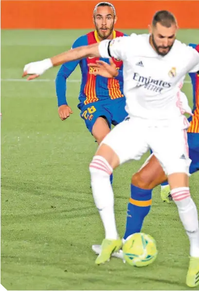  ?? / FOTOS: EFE ?? Karim Benzema abrió el marcador con extraordin­ario remate de talón.