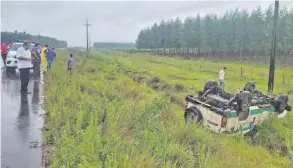  ?? ?? La bebé era trasladada en la ambulancia que volcó y quedó a un costado de la ruta PY08.