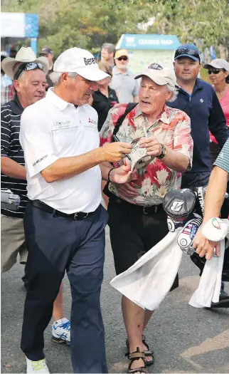  ?? GAVIN YOUNG ?? Fred Couples signs an autograph for a fan after finishing the pro-am event at the Shaw Charity Classic in Calgary on Thursday. “The girls like him. The guys like him,” rival Fred Funk says.