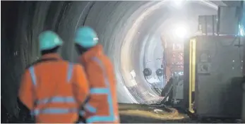  ?? SYMBOLFOTO: DPA ?? Ein Tunnel – ob nun für die Eisenbahn wie hier oder den Straßenver­kehr – ist viel komplizier­ter als ein normales Straßenbau­projekt. Die Planung für den Molldietet­unnel wird wohl acht bis zehn Jahre dauern.