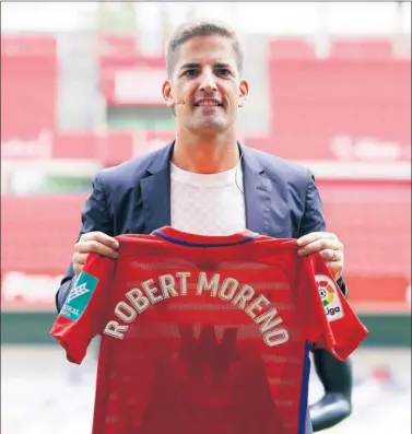  ??  ?? Robert Moreno posa en Los Cármenes con la camiseta del Granada.