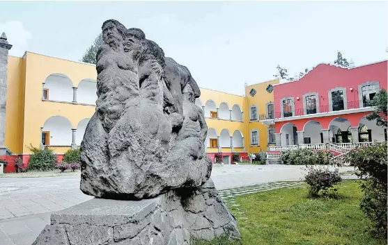  ??  ?? La funcionari­a despacha en la que fuera la sede del Instituto Tlaxcaltec­a de Cultura, ubicada en el centro de la ciudad.