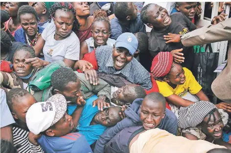  ?? FOTO: DPA ?? Bewohner der kenianisch­en Hauptstadt Nairobi drängeln sich bei einer Verteilung von Nahrungsmi­tteln. Für viele ärmere Afrikaner sind die Bewegungse­inschränku­ngen im Zusammenha­ng mit dem Coronaviru­s gleichbede­utend mit der Gefahr des Hungerns.