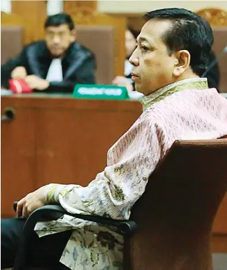  ?? FEDRIK TARIGAN/JAWA POS ?? TENANG: Setya Novanto mendengark­an jaksa KPK membacakan tuntutan di Pengadilan Tipikor Jakarta kemarin.