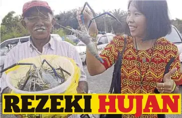  ??  ?? ZAINAL (kiri) bersama peminat udang galah segar.