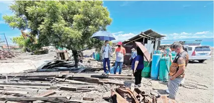  ?? / AMPER CAMPAÑA ?? INSPECTION. A team from the City Health Department and the City Environmen­t and Natural Resources Office of Lapu-Lapu City inspects the ship-clearing site in Sitio Proper-Jansen in Punta Engaño on Friday, May 17, 2024.