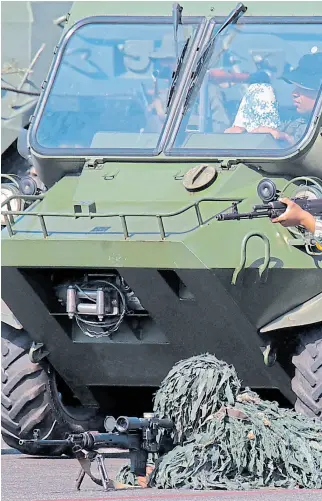  ??  ?? Miembros de la Guardia Nacional venezolana, en el ejercicio en La Fría