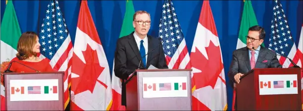  ??  ?? 北美自由貿易協定（NAFTA）的第四輪談判17日結­束，加拿大外交部長方慧蘭（左起）、美國貿易代表萊特海澤­與墨西哥經濟部長瓜哈­爾多舉行記者會。（Getty Images）