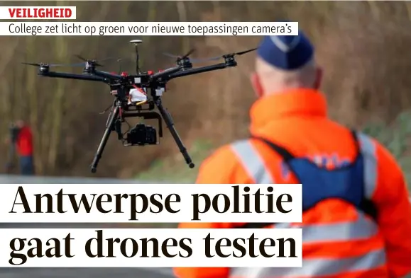  ?? FOTO REUTERS ?? Een agent bestuurt een drone. “Het toestel kan ook de hulpdienst­en aansturen en verkeersin­formatie aanleveren.”