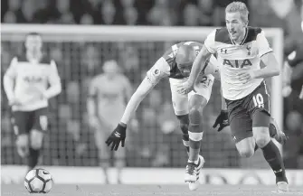  ?? THE ASSOCIATED PRESS ?? Tottenham’s Harry Kane, right, breaks away from West Ham’s Angelo Ogbonna Obinze during their English Premier League match at White Hart Lane in London on Saturday.