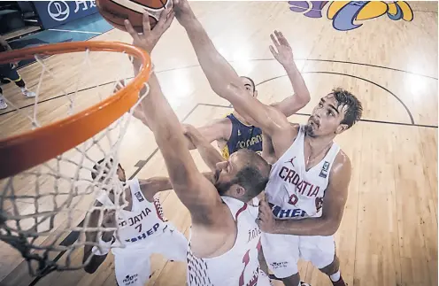  ??  ?? Dosta muke imali su hrvatski košarkaši u prve dvije utakmice na Eurobasket­u