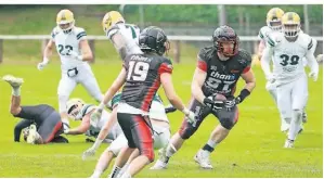  ?? FOTO: CHRISTIAN BEIER ?? Thilo Lindenberg (am Ball) erzielte den einzigen Touchdown für die Solingen Paladins gegen die Cologne Crocodiles.