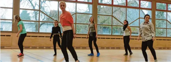  ?? Foto: Stefanie Brand ?? Derzeit tanzen sechs Mädchen (zwei waren bei diesem Training verhindert) in der Tanzgruppe von Tatjana Eser (links vorne) und Natascha Götz (rechts vorne).