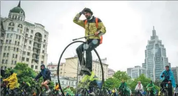  ?? MLADEN ANTONOV / AGENCE FRANCE-PRESSE ?? Participan­ts in the Moscow bicycle parade ride on a street in Moscow on Sunday. Thousands of cycling enthusiast­s take part in the annual event.