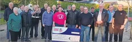  ?? ?? nd Supporters and family of Noah Quish at the presentati­on in the village park, Ballylande­rs to Avril Toomey Sheehan.