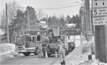  ?? Justine Fraser ?? A downed hydro line brought emergency crews to Maryhill Feb. 7.
