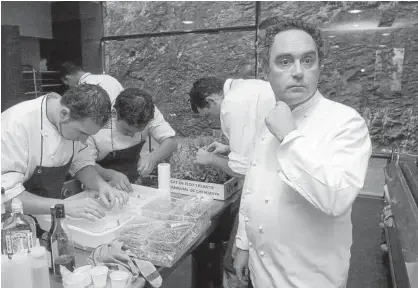  ??  ?? Ferran Adrià, con varios de sus ayudantes en las cocinas de El Bulli en 2004.