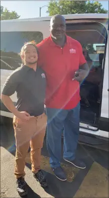  ?? Photo courtesy Dariana Ortiz ?? Shaquille O’Neal, right, paid a visit to a Newhall Papa John’s and worked alongside employees like Johann Nepomuceno, left.