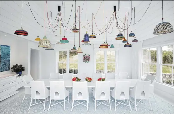  ?? GARRETT ROWLAND/GHISLAINE VINAS INTERIOR DESIGN ?? Ghislaine Vinas let the lighting serve as the centrepiec­e for this beach house in Montauk, N.Y. Vinas used Alvaro Catalan de Ocon’s PET Lamp chandelier in the all white dining space. “It really pops and becomes a conversati­on piece,” she says.