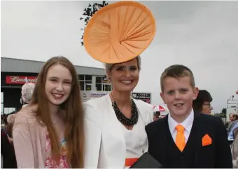  ??  ?? Roscommon SuperValu Ladies Day Winner Corinna Hynes from Beltra, Co. Sligo pictured with two of her four children, Roma and Rian on Monday 10th July.