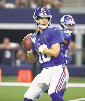  ?? Ron Jenkins / Associated Press ?? New York Giants quarterbac­k Eli Manning throws a pass at Dallas last week.