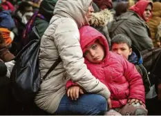  ?? Foto: Emrah Gurel, dpa ?? Warten, nichts als Warten: Für diese Migranten geht es am Grenzüberg­ang nicht mehr weiter. Griechenla­nd unterbinde­t illegale Einreisen.